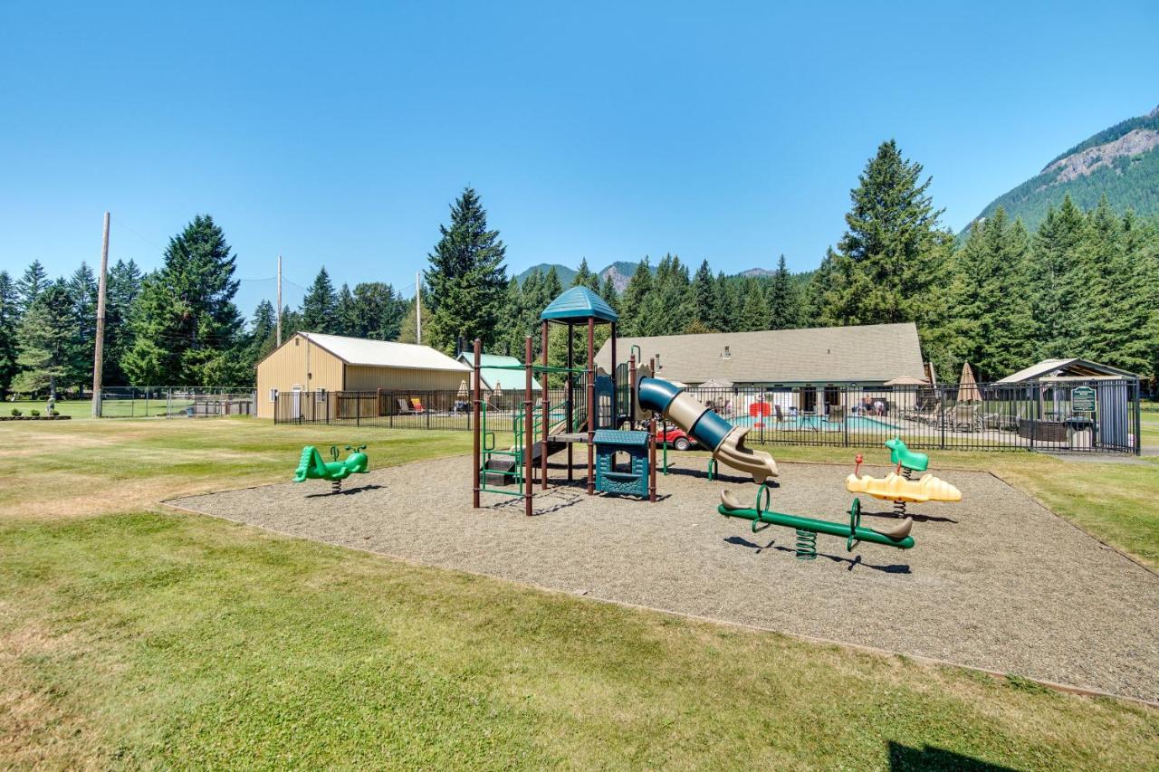 Riverfront Home With Deck, Near Mount Rainier! Packwood Exterior foto