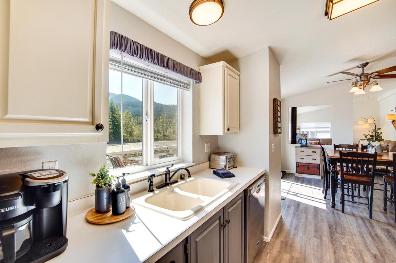 Riverfront Home With Deck, Near Mount Rainier! Packwood Exterior foto