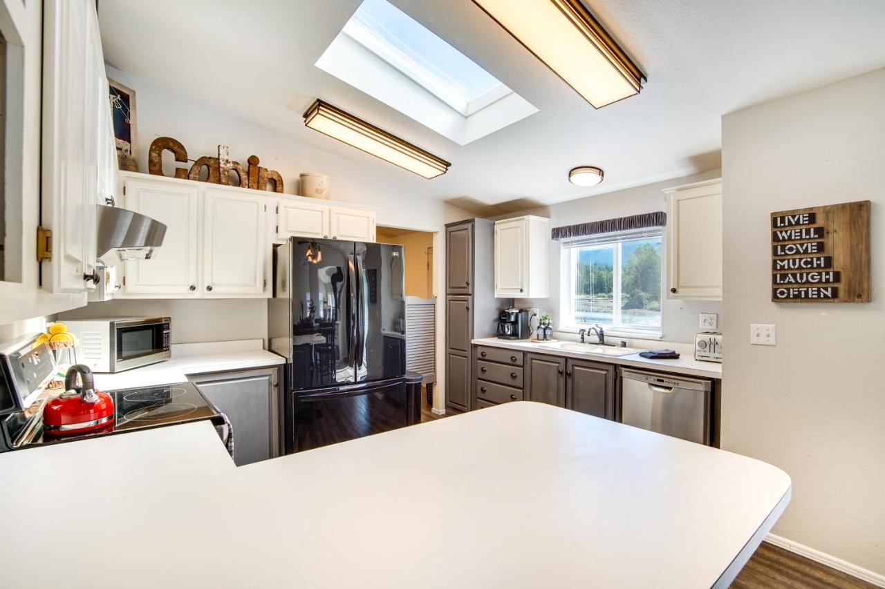 Riverfront Home With Deck, Near Mount Rainier! Packwood Exterior foto